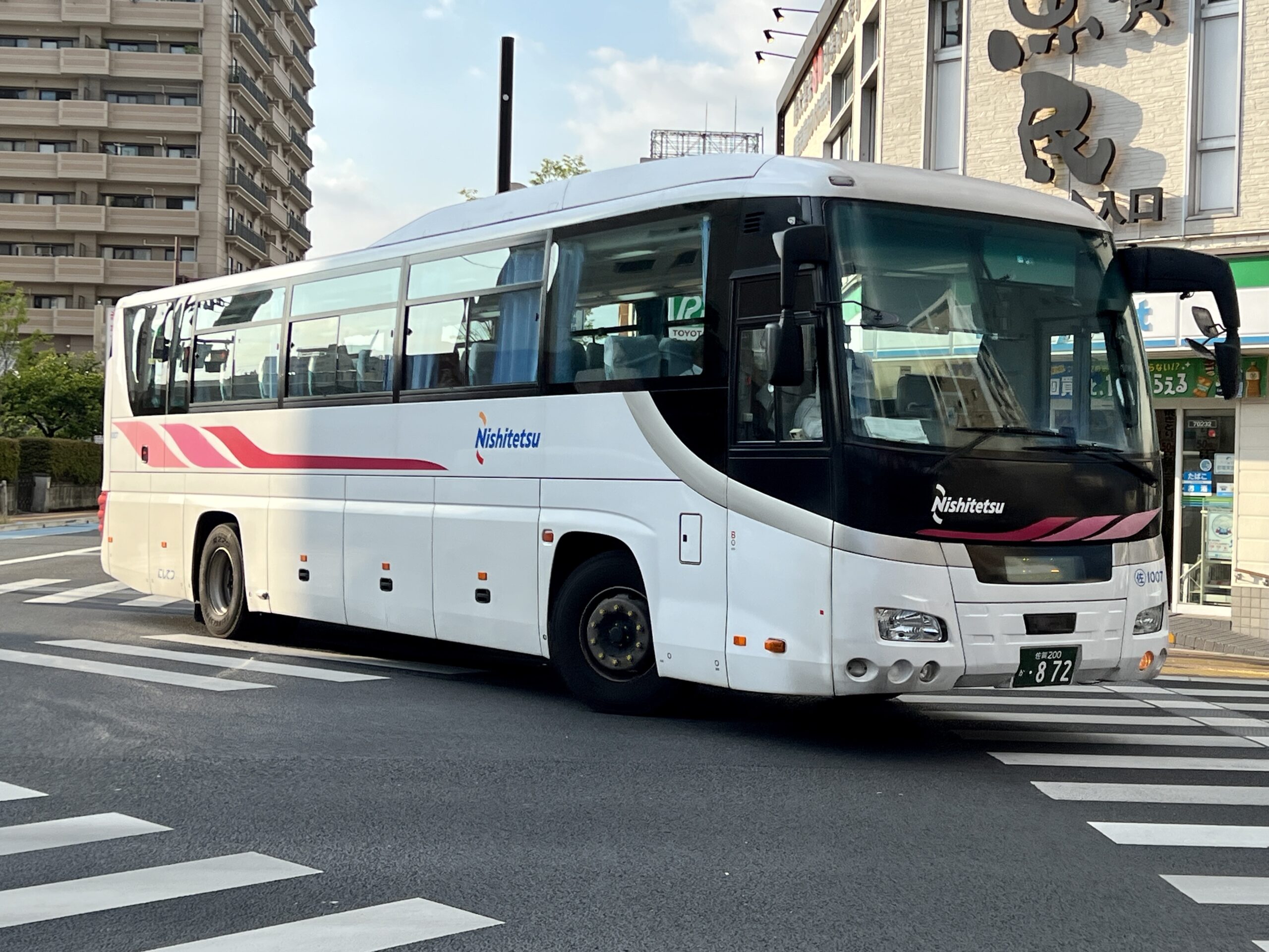 佐賀駅前を走行する西鉄バスの写真