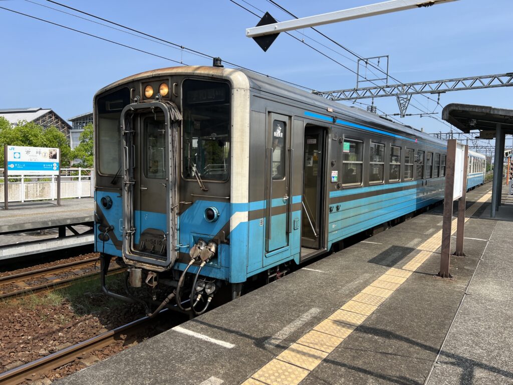 JR市坪駅に到着する車両の様子