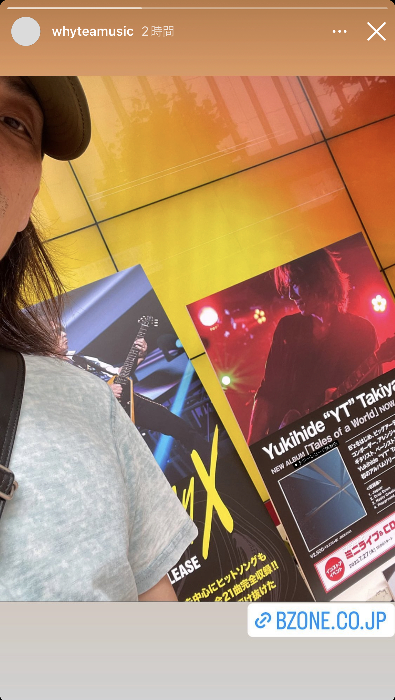 YTがB'zの映像作品『Highway X』とソロアルバム『Tales of a World』のリリース日に投稿したタワレコ渋谷店での写真