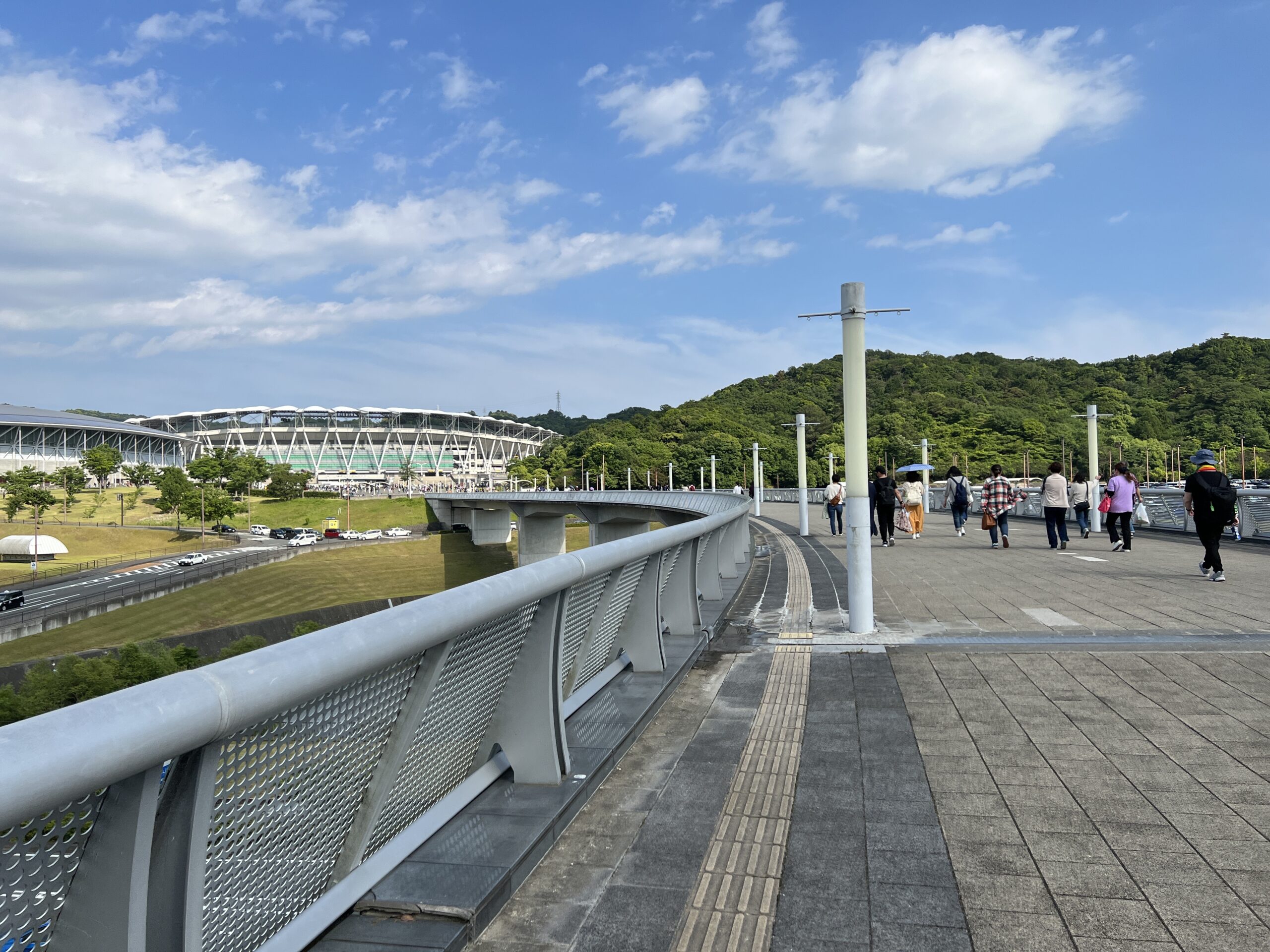 静岡エコパスタジアム・アリーナに続く歩道の写真