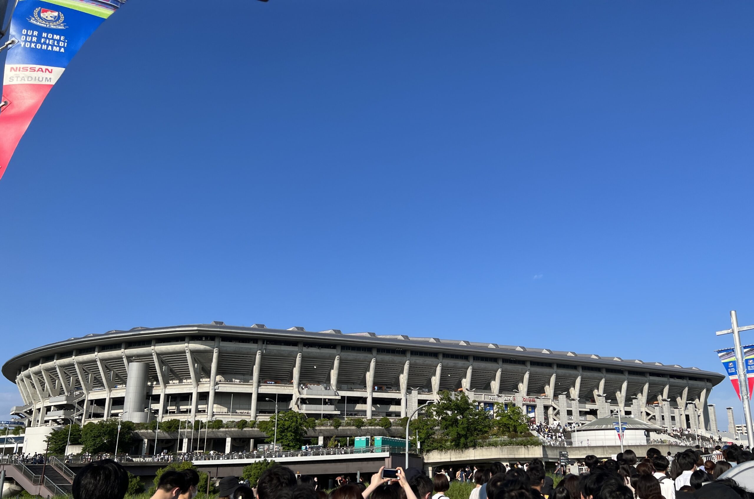 日産スタジアムの外観と青空の写真