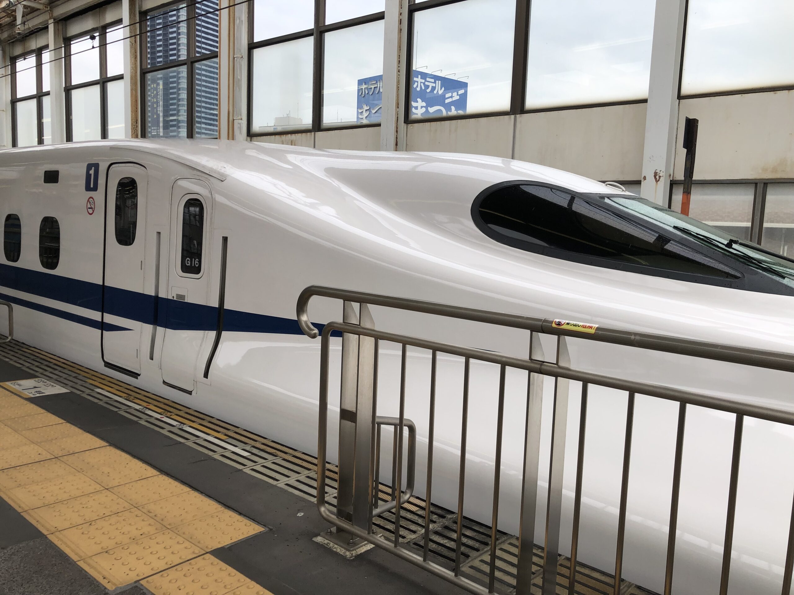 広島駅に停車する山陽新幹線の写真