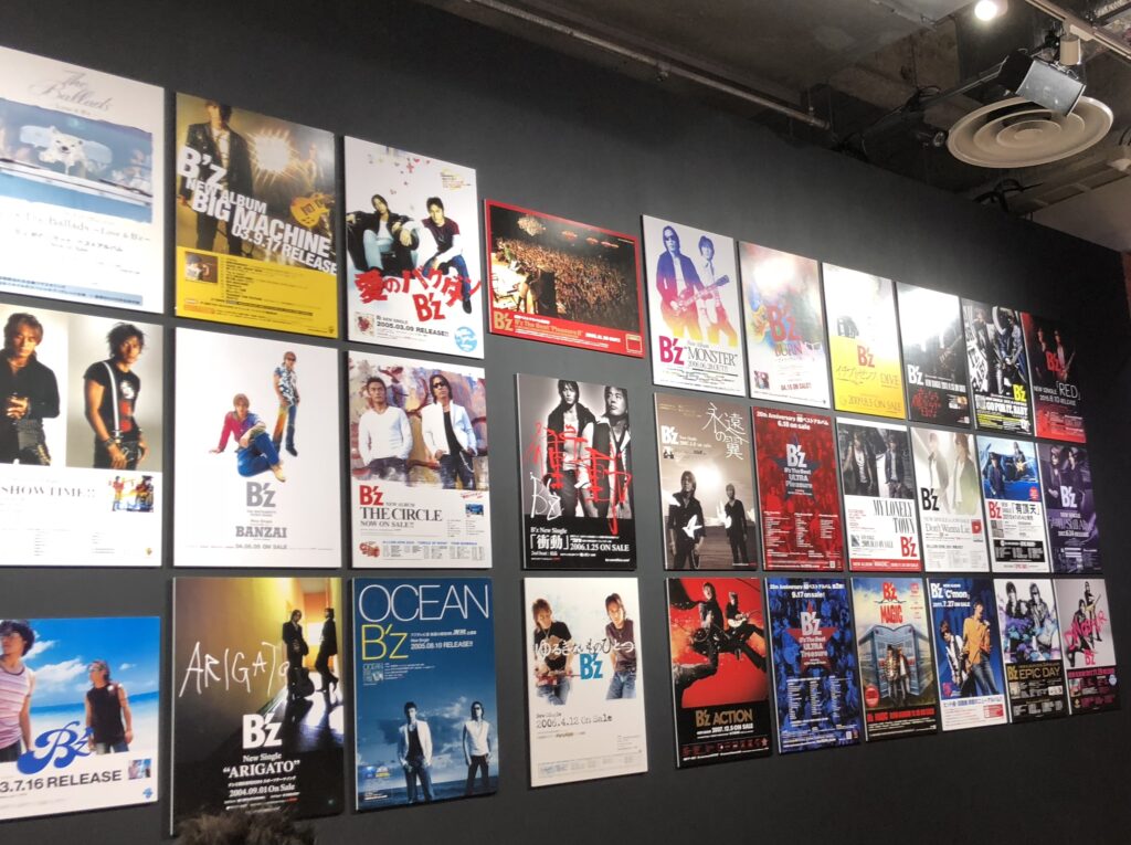 『B'z 30th Year Exhibition “SCENES” 1988-2018』の壁面の写真