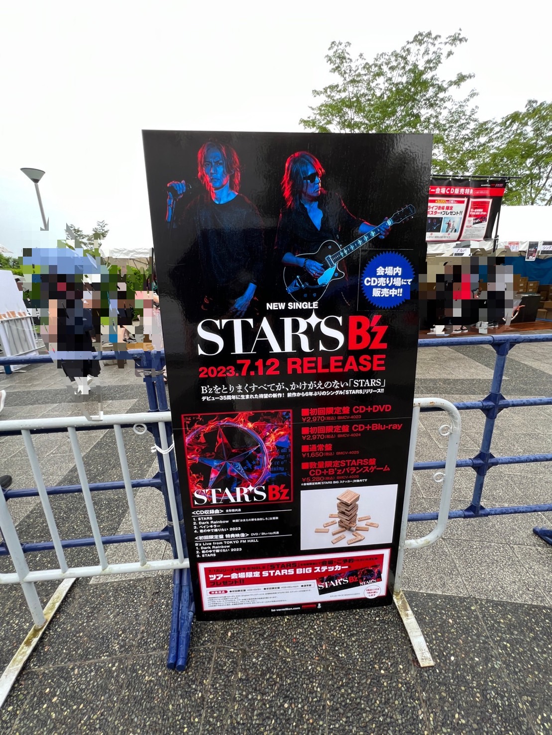 『B'z LIVE-GYM Pleasure 2023 -STARS-』のCD会場販売で掲示されているシングル「STARS」のポスター