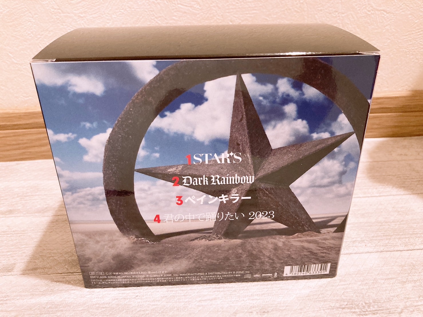 B'zのシングル「STARS」のパッケージ裏面の写真