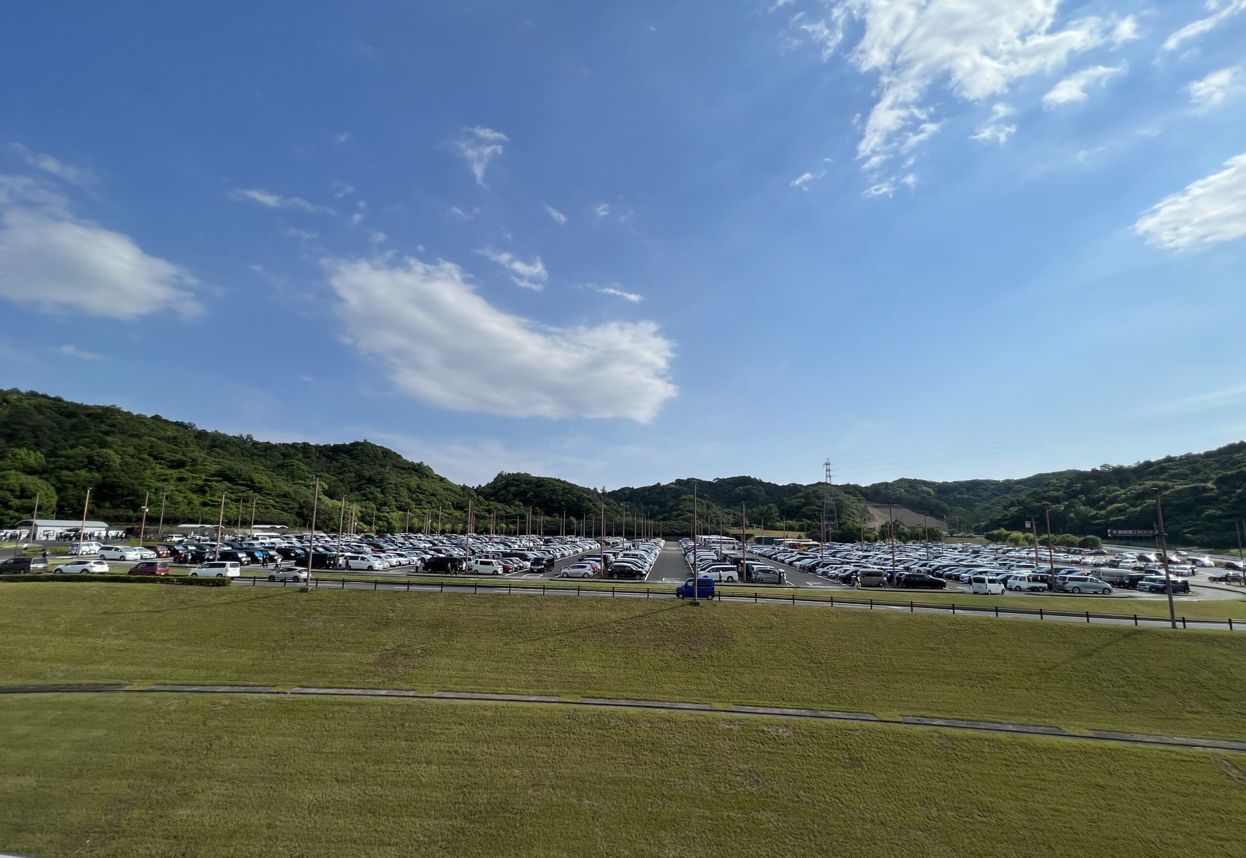 静岡エコパスタジアム、エコパアリーナの駐車場の写真