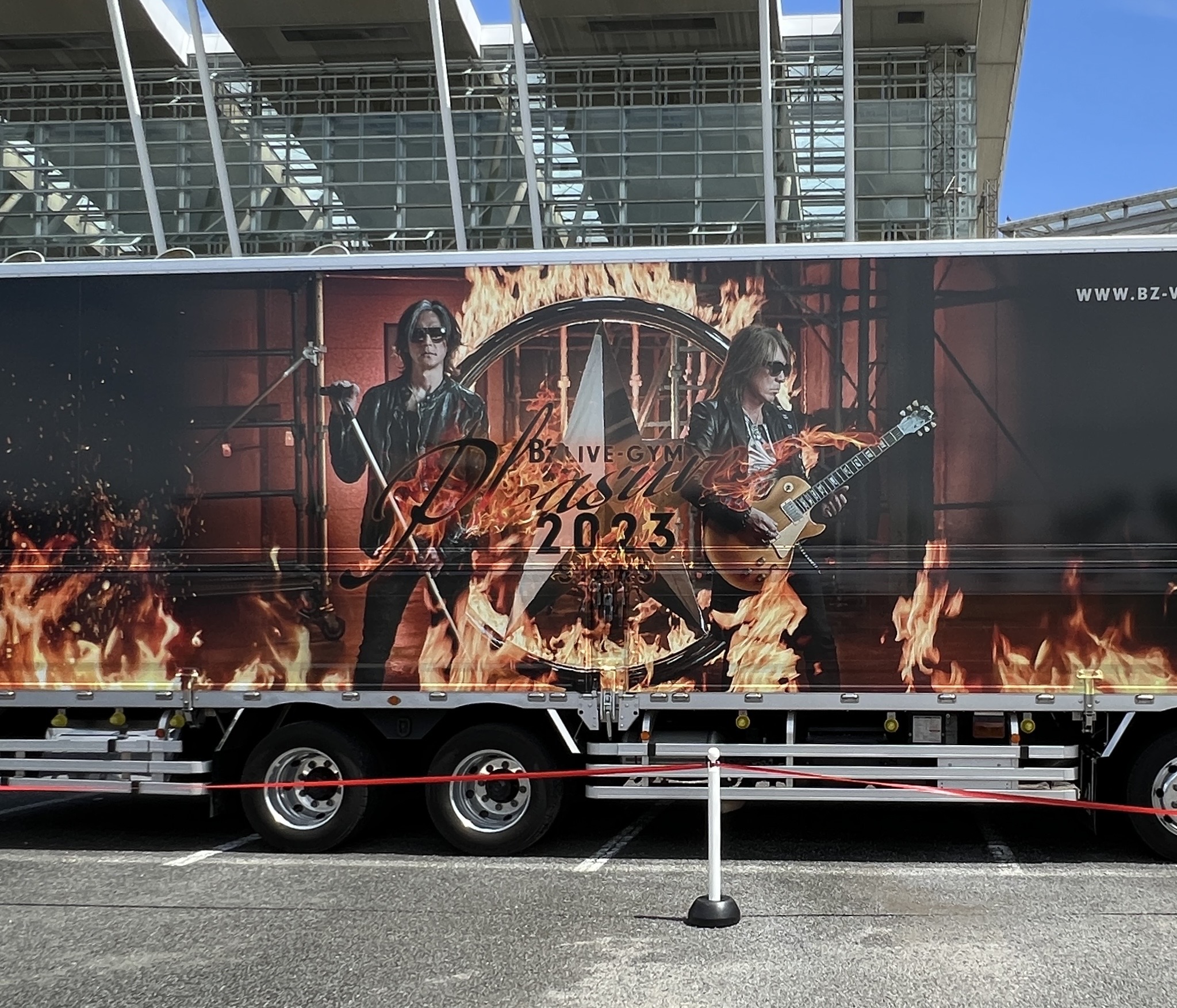 『B'z LIVE-GYM Pleasure 2023 -STARS-』のツアートラックにデザインされた、松本・稲葉が炎に包まれて演奏する写真