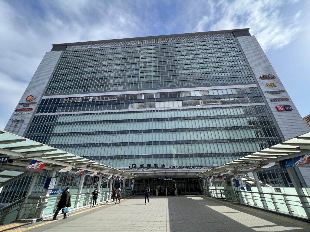 新横浜駅の駅ビルの写真