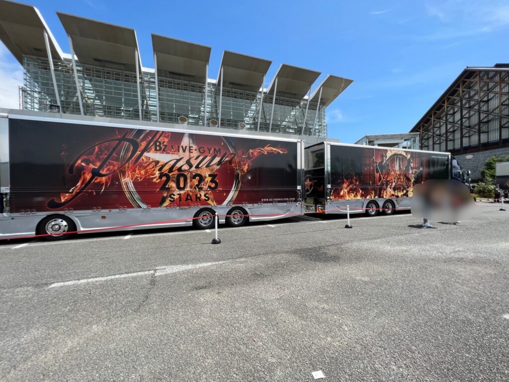 愛媛県武道館に駐車する『B'z LIVE-GYM Pleasure 2023 -STARS-』のツアートラック