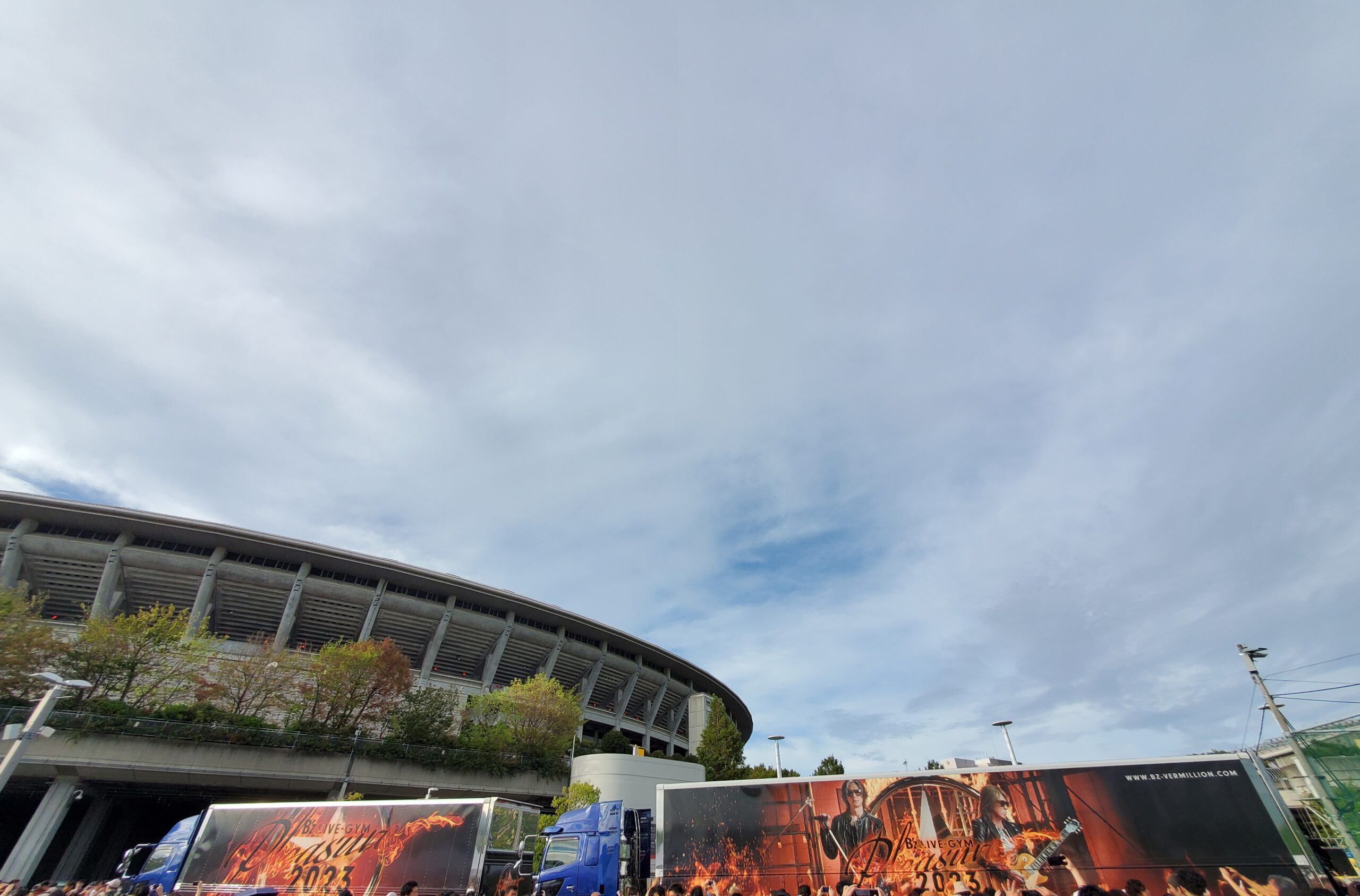 B'z『STARS』日産スタジアムとツアートラックの写真