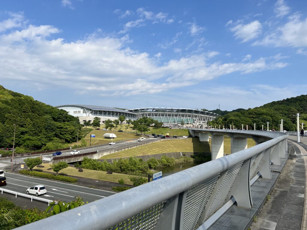 静岡エコパスタジアム・アリーナを遠くから撮影した写真