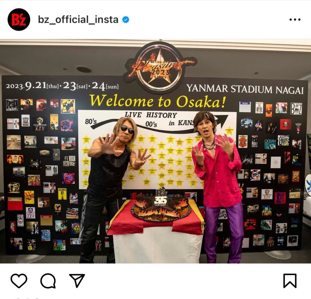 『B'z LIVE-GYM Pleasure 2023 -STARS-』大阪公演のバックステージで35周年を祝われる松本と稲葉