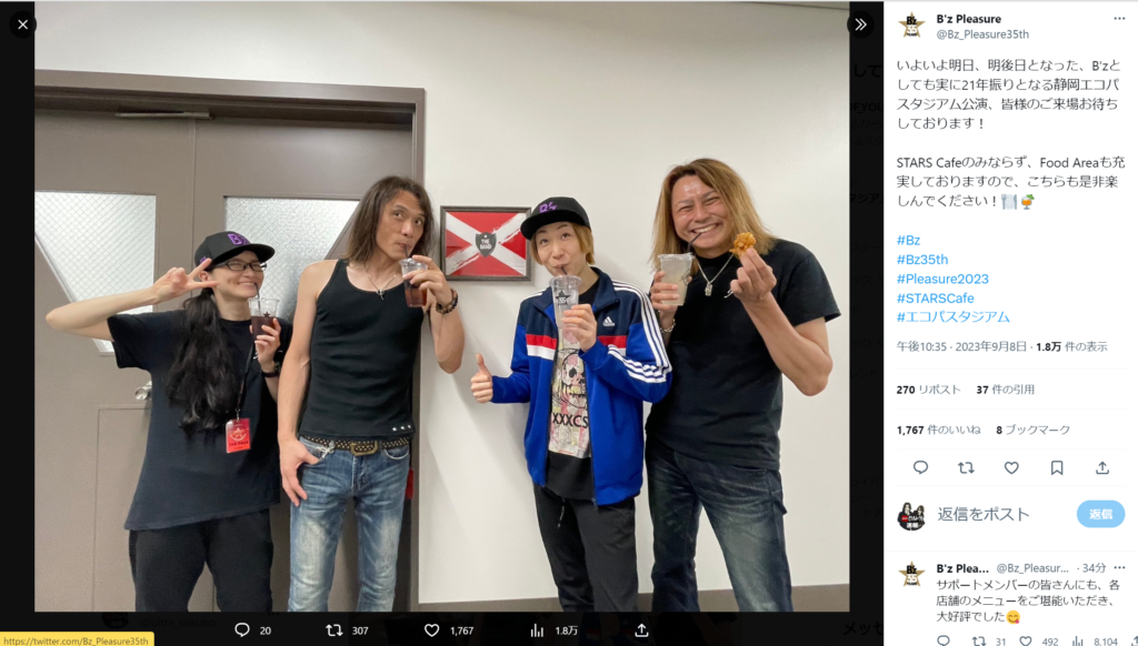 『B'z LIVE-GYM Pleasure 2023 -STARS-』のサポートメンバーが『STARS Cafe』や『Food Area』を販促している写真