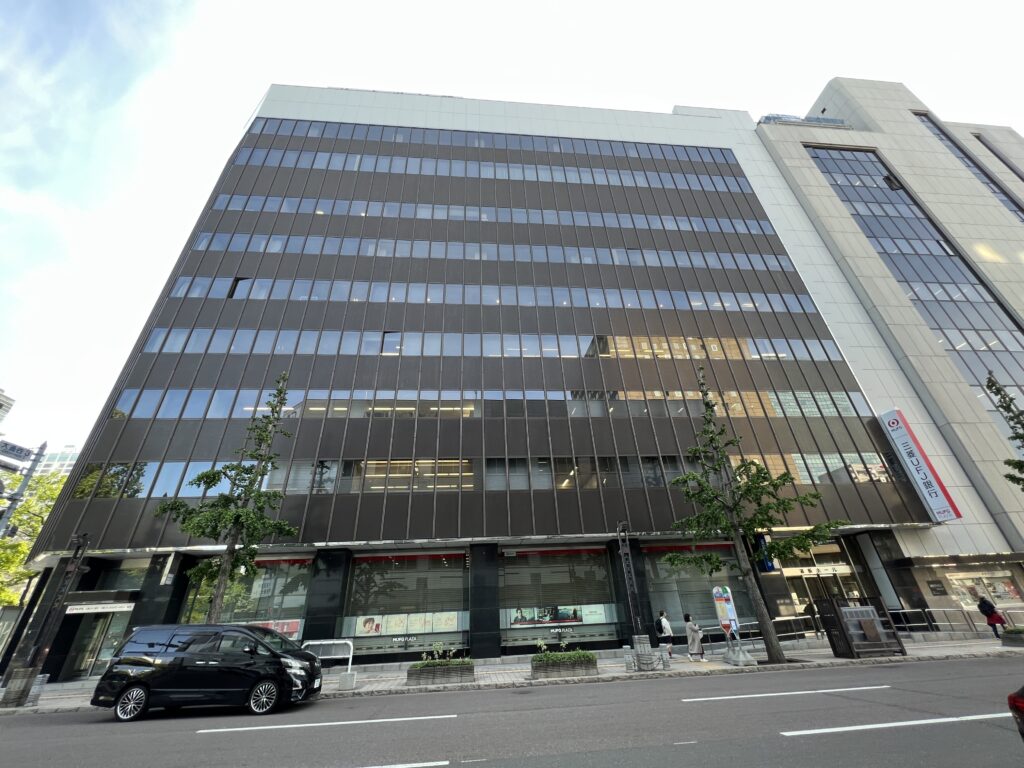 道新ホールが入居する北海道新聞社ビルの写真