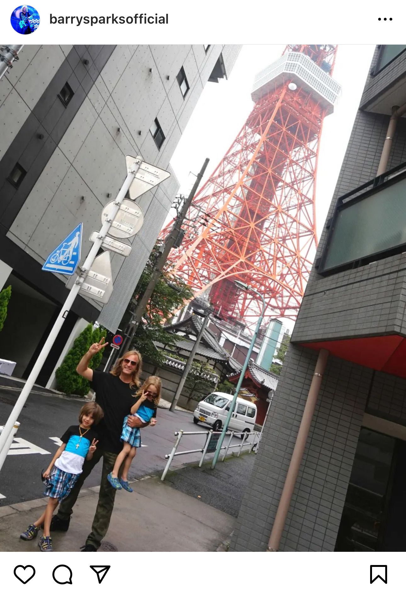 バリー・スパークスが東京タワーの前で子供たちと撮影した写真