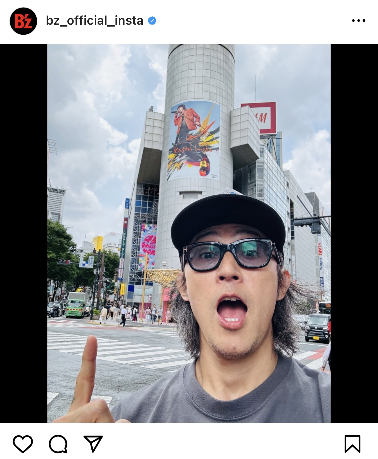 B'z稲葉浩志が渋谷・SHIBUYA109前でReebokとの巨大看板広告を背に撮影した自撮り写真